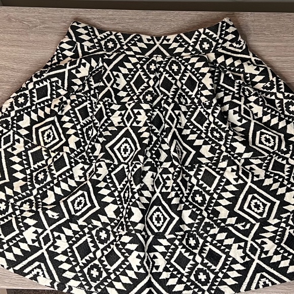 Xhilaration black/white flowy skirt - Picture 1 of 2